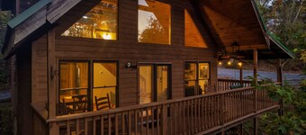 3 Miles to Pigeon Forge Parkway! Hot Tub, Privacy 🐶 Dogs 🛌 King Beds 🎢 DollyWood