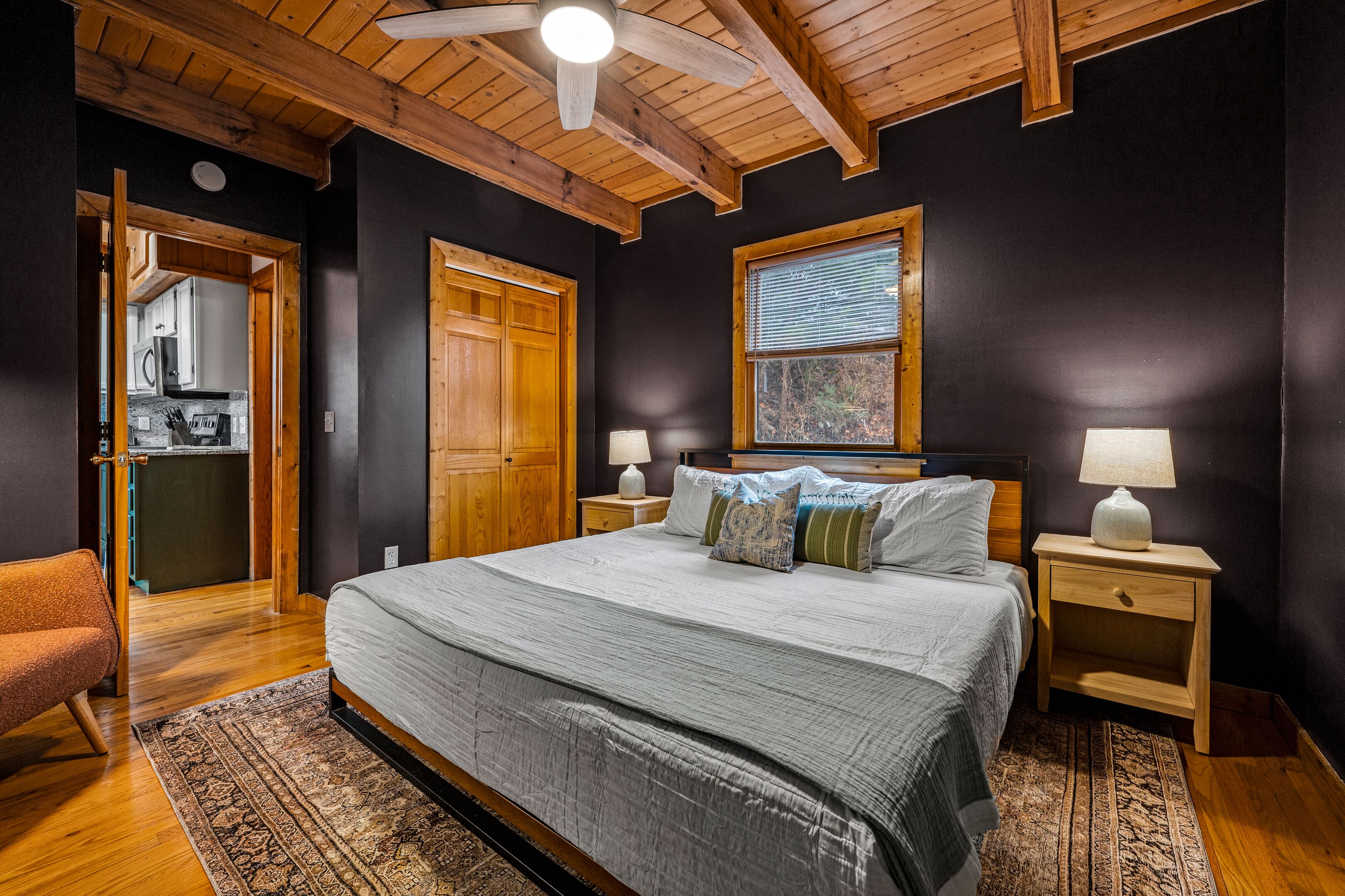 3 bedrooms, desk, iron/ironing board, travel crib