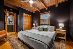 3 bedrooms, desk, iron/ironing board, travel crib - 3 Miles to Pigeon Forge Parkway! Hot Tub, Privacy 🐶 Dogs 🛌 King Beds 🎢 DollyWood (Sevierville)