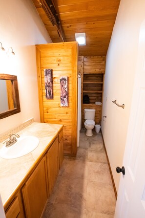 Combined shower/bathtub, towels, soap, shampoo