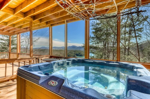 Cabaña Woodsy con vistas al lago y a la montaña, bañera de hidromasaje privada, parrilla de gas y parrilla de gas.