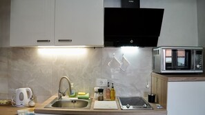 Kühlschrank, Mikrowelle, Ofen, Wasserkocher mit Kaffee-/Teezubehör