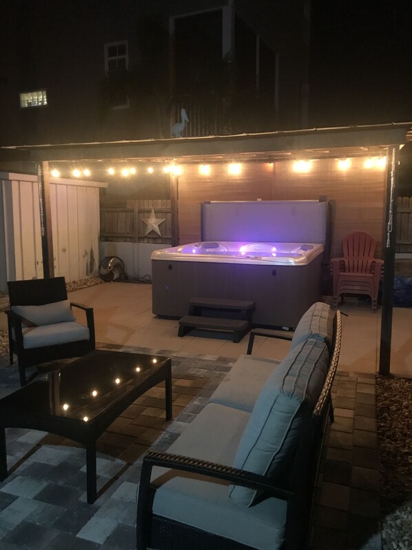 Property grounds - Charming beach bungalow for perfect beach getaway (Madeira Beach)