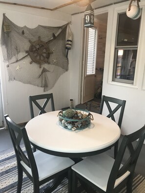 Dining - Charming beach bungalow for perfect beach getaway (Madeira Beach)