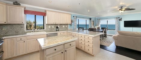 雪櫃、微波爐、焗爐、爐具