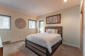 2 bedrooms, iron/ironing board, WiFi, bed sheets - WINTERGREEN RESORT HOME WITH BLUE RIDGE VIEWS (Wintergreen Resort)