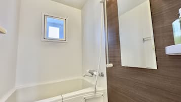 Appartement | Badkamer | Een aparte badkuip en douche, gratis toiletartikelen, een haardroger