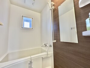 Bañera y ducha independientes, artículos de tocador gratuitos