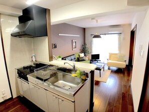 Apartament | Cuina bàsica privada | Frigorífic, microones, placa de cuina i bullidora elèctrica