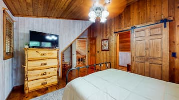 3 bedrooms, iron/ironing board, internet, bed sheets