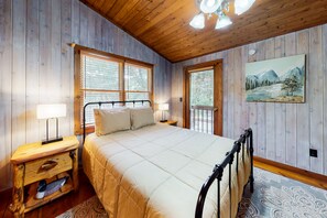 3 bedrooms, iron/ironing board, Internet, bed sheets - Waterfront cabin w/ private dock & hot tub, wood-burning fireplace, & swing (Mineral Bluff)