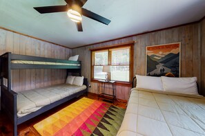3 bedrooms, iron/ironing board, Internet, bed sheets
