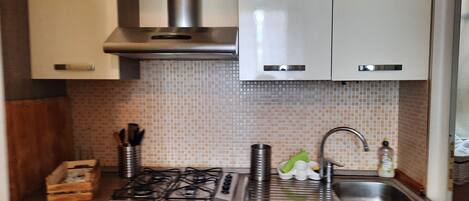 Geladeira, fogão, cooktop, cafeteira/chaleira