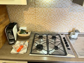 Fridge, oven, stovetop, coffee/tea maker - INVREA APARTMENT IN THE CENTER OF GENOA WITH CAR PLACE (Genova)