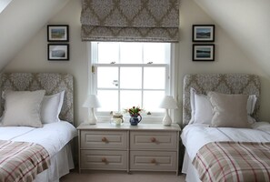 2 عدّة غرف نوم ومكواة/لوح كي وواي فاي وملاءات أسرّة