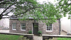 Exterior - The Arns Cottage is a traditional stone built, cosy and luxurious retreat. (Auchterarder)