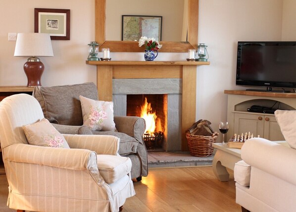 TV, fireplace - The Arns Cottage is a traditional stone built, cosy and luxurious retreat. (Auchterarder)