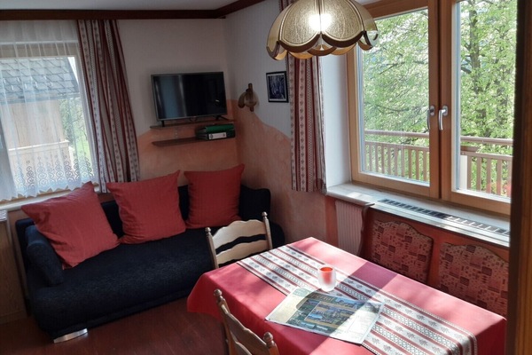 Wohnung A für 5 Personen mit vollausgestatteter Küche mit Geschirrspüler-Küche Wohnung A  Eßtisch Couch