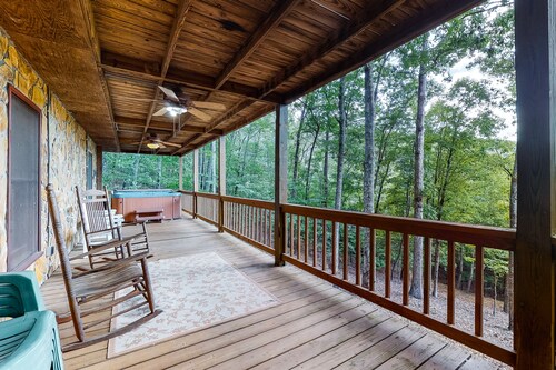 Amazing cabin with woodland views, private hot tub, air hockey & fireplace