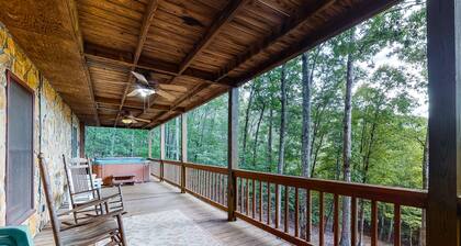 Increíble cabaña con vistas al bosque, jacuzzi privado, air hockey y chimenea.