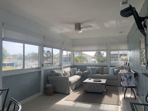 Smart TV, DVD player, offices - Dolphins, Sunsets & Waterfront Living – Heated Pool + Dock & Kayaks Near Beaches (Englewood)