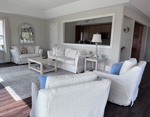 Smart TV, DVD player, offices - Dolphins, Sunsets & Waterfront Living – Heated Pool + Dock & Kayaks Near Beaches (Englewood)