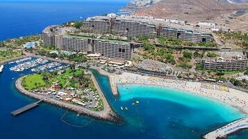 Ligstoelen aan het strand
