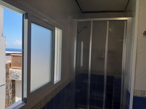 シャワー、ヘアドライヤー、ビデ、タオル