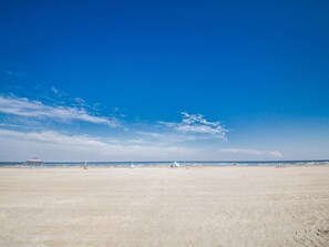 Beach nearby, sun loungers, beach towels