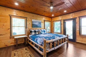 5 bedrooms, iron/ironing board, internet, bed sheets - Stunning mountain home w/private hot tub, game room, & loft + 1 dog okay (Blue Ridge)