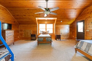 5 bedrooms, iron/ironing board, Internet, bed sheets