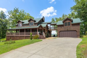 Exterior - Stunning mountain home w/private hot tub, game room, & loft + 1 dog okay (Blue Ridge)