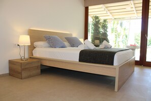 4 bedrooms, iron/ironing board, free WiFi, bed sheets