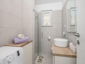 Shower, hair dryer, towels - Apartment Dolce - Two-Bedroom Apartment with Balcony and Sea View (Cavtat)