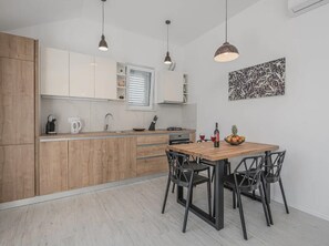 Fridge, oven, stovetop, dishwasher - Apartment Dolce - Two-Bedroom Apartment with Balcony and Sea View (Cavtat)