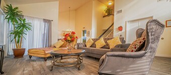 Entire house, pool, minutes to strip, Sleeps 10! Only 3 miles away from Strips