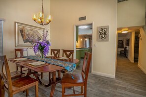 Dining - Entire house, pool, minutes to strip, Sleeps 10! Only 3 miles away from Strips (Las Vegas)