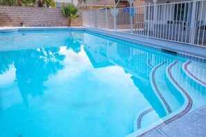 Pool - Entire house, pool, minutes to strip, Sleeps 10! Only 3 miles away from Strips (Las Vegas)