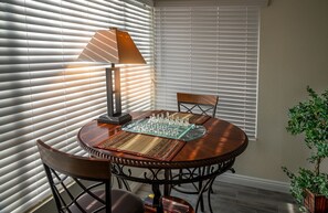 Dining - Entire house, pool, minutes to strip, Sleeps 10! Only 3 miles away from Strips (Las Vegas)