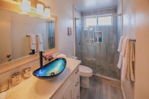 Badewanne, Haartrockner, Handtücher, Seife