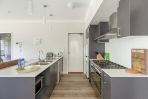 Fridge, oven, stovetop, dishwasher