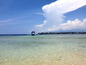 靠近海滩、白沙、沙滩椅、海滩遮阳伞