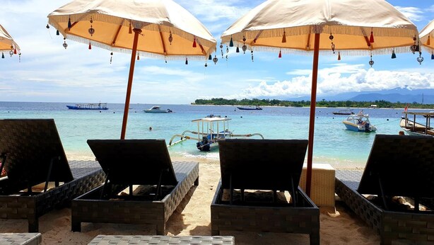 Beach nearby, white sand, sun loungers, beach umbrellas - Cinta Cottages (Gili Trawangan)