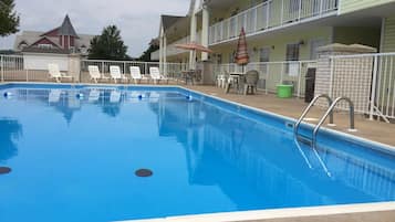 Piscine extérieure (ouverte en saison), chaises longues