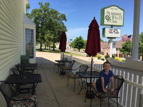 Outdoor dining. Spinning Wheel Inn Branson