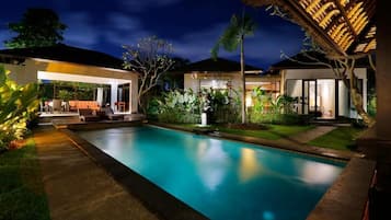 Outdoor pool, an infinity pool