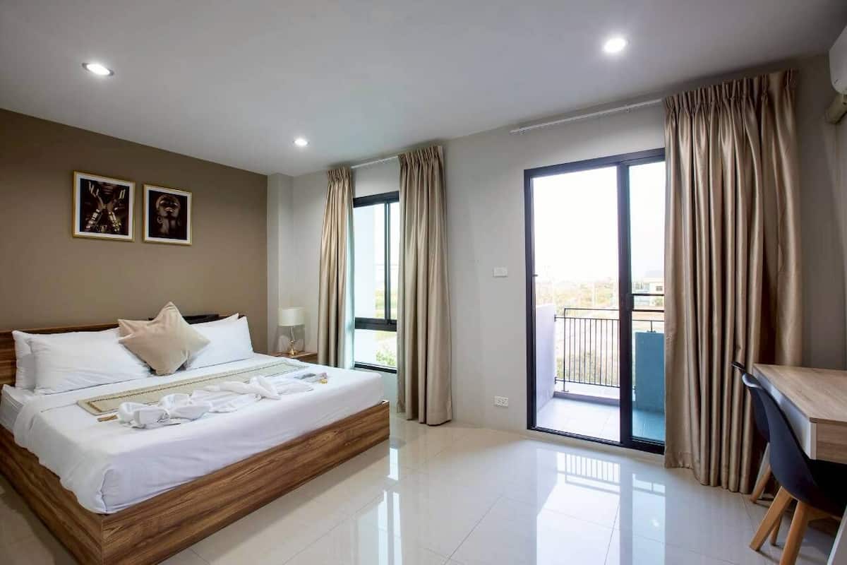 Parking View Deluxe King Bed | 防过敏的被褥、迷你吧、办  公桌、遮光窗帘