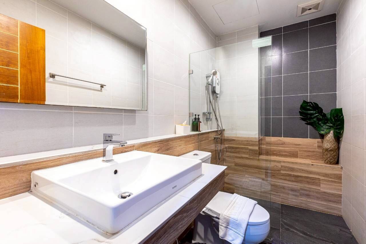 Parking View Deluxe King Bed | Bathroom | Shower, rainfall showerhead, hair dryer, towels