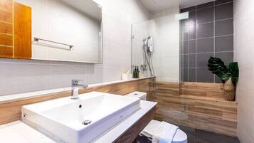 Parking View Deluxe King Bed | Bathroom | Shower, rainfall showerhead, hair dryer, towels