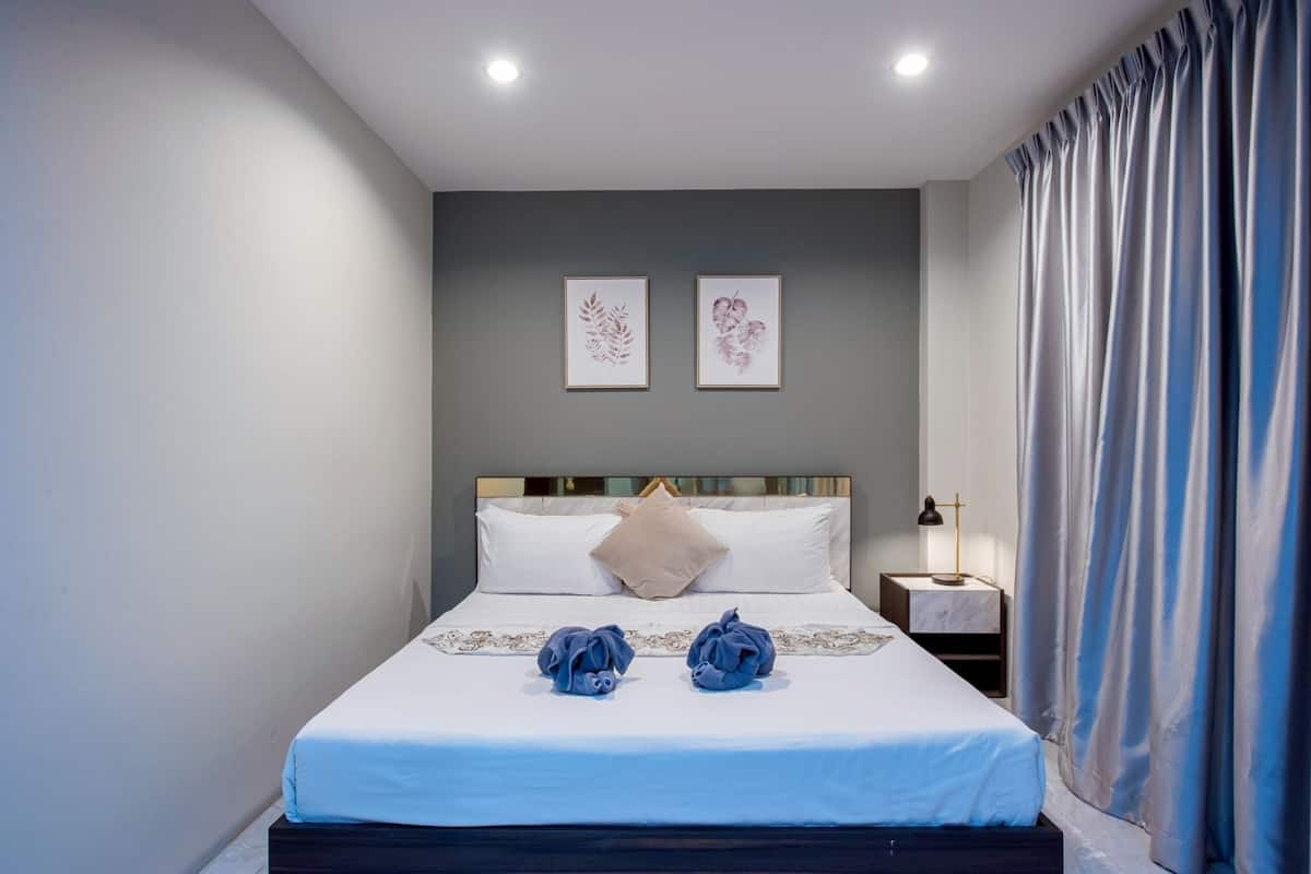 Residence-Side Deluxe King Bed | 防过敏的被褥、迷你吧、办公桌、遮光窗帘